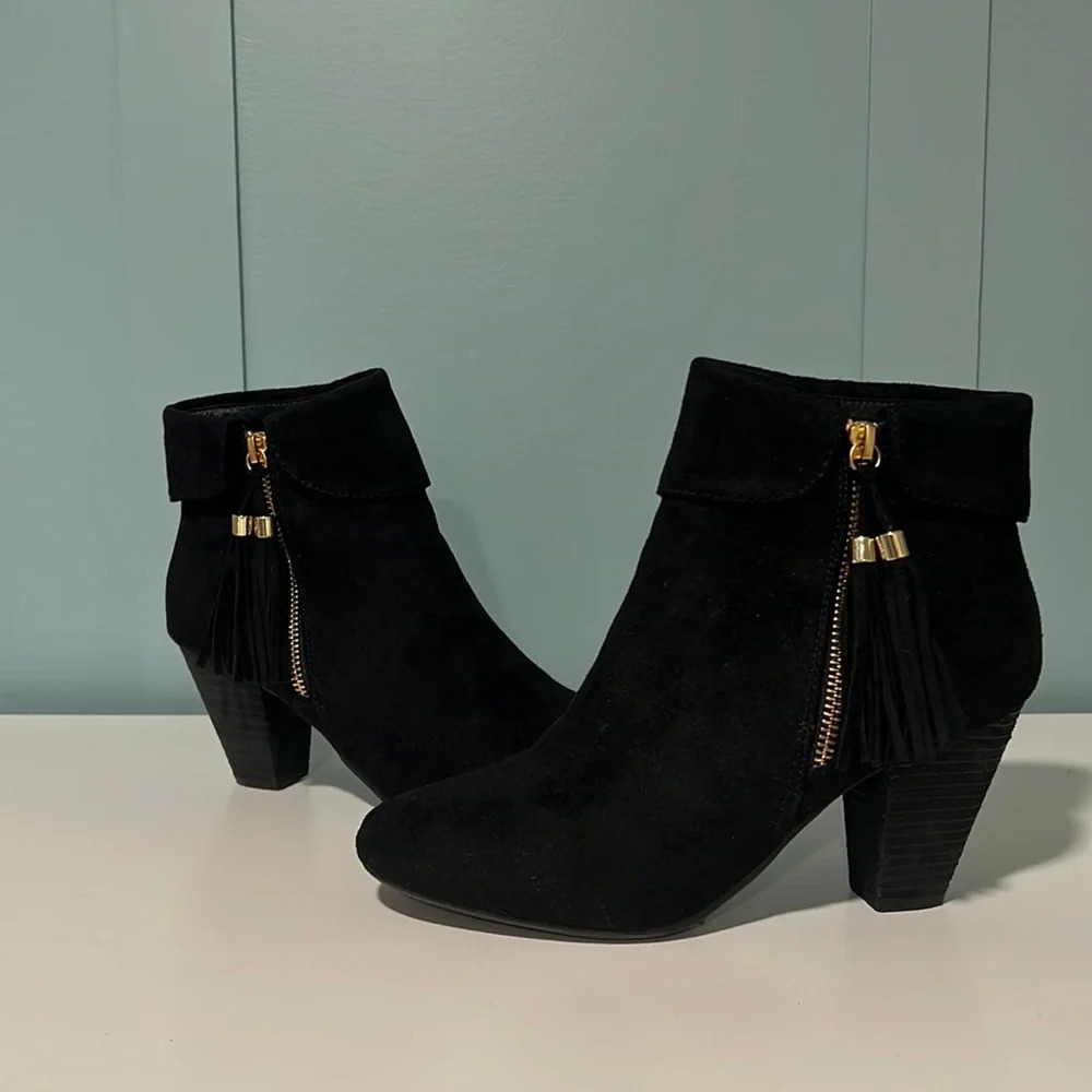 Report Black Faux Suede Tasseled Cuffed Ankle 3” Heel Bootie. Size 7 1/2.